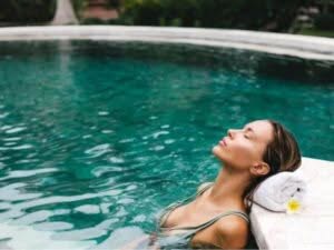 donna si rilassa nella piscina del centro benessere